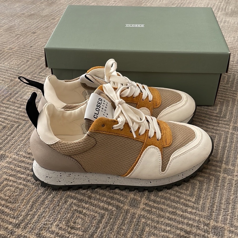 Closed sneakers size 8